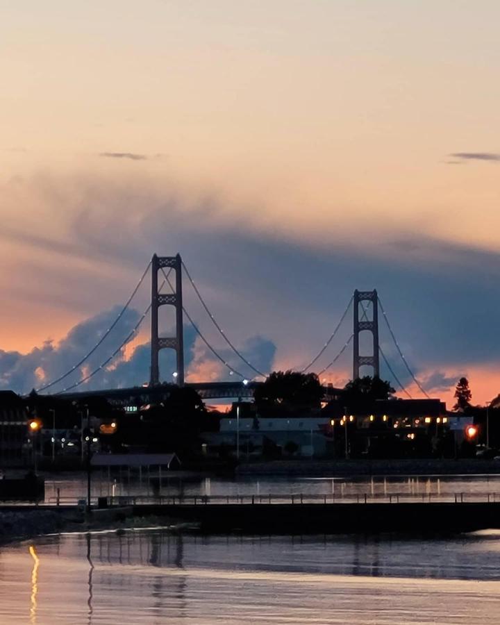 מקינאו סיטי Mackinaw Beach And Bay Inn & Suites מראה חיצוני תמונה