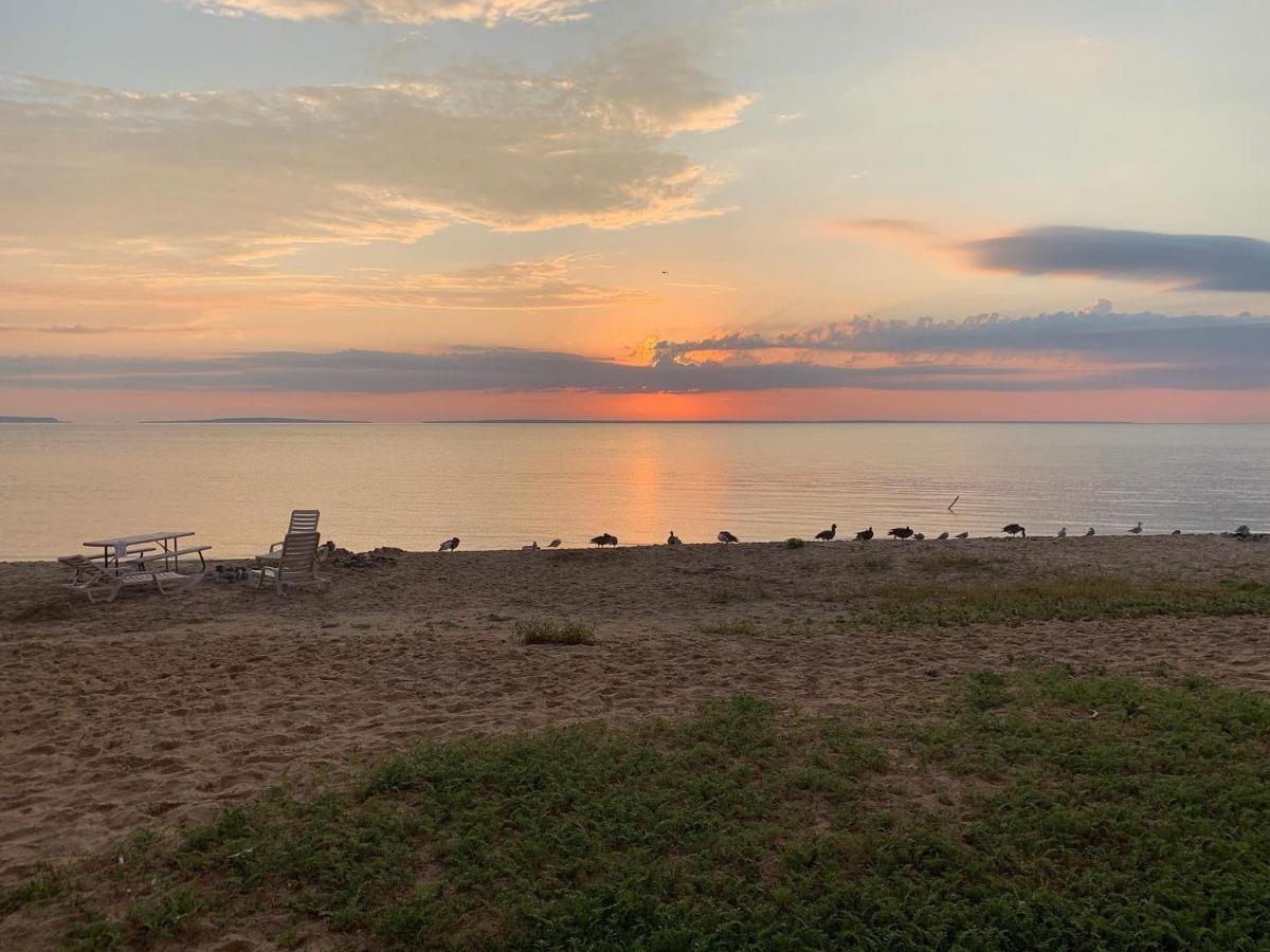 מקינאו סיטי Mackinaw Beach And Bay Inn & Suites מראה חיצוני תמונה