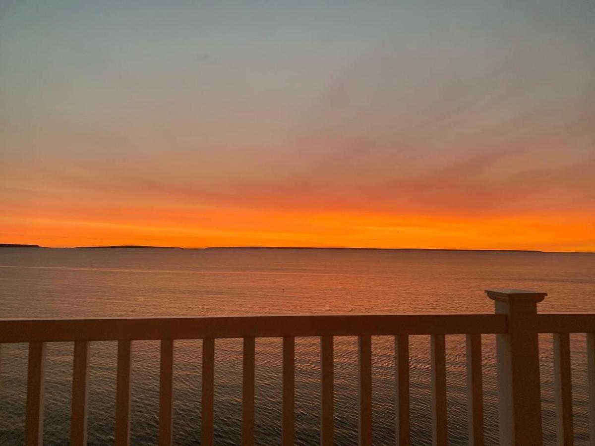 מקינאו סיטי Mackinaw Beach And Bay Inn & Suites מראה חיצוני תמונה