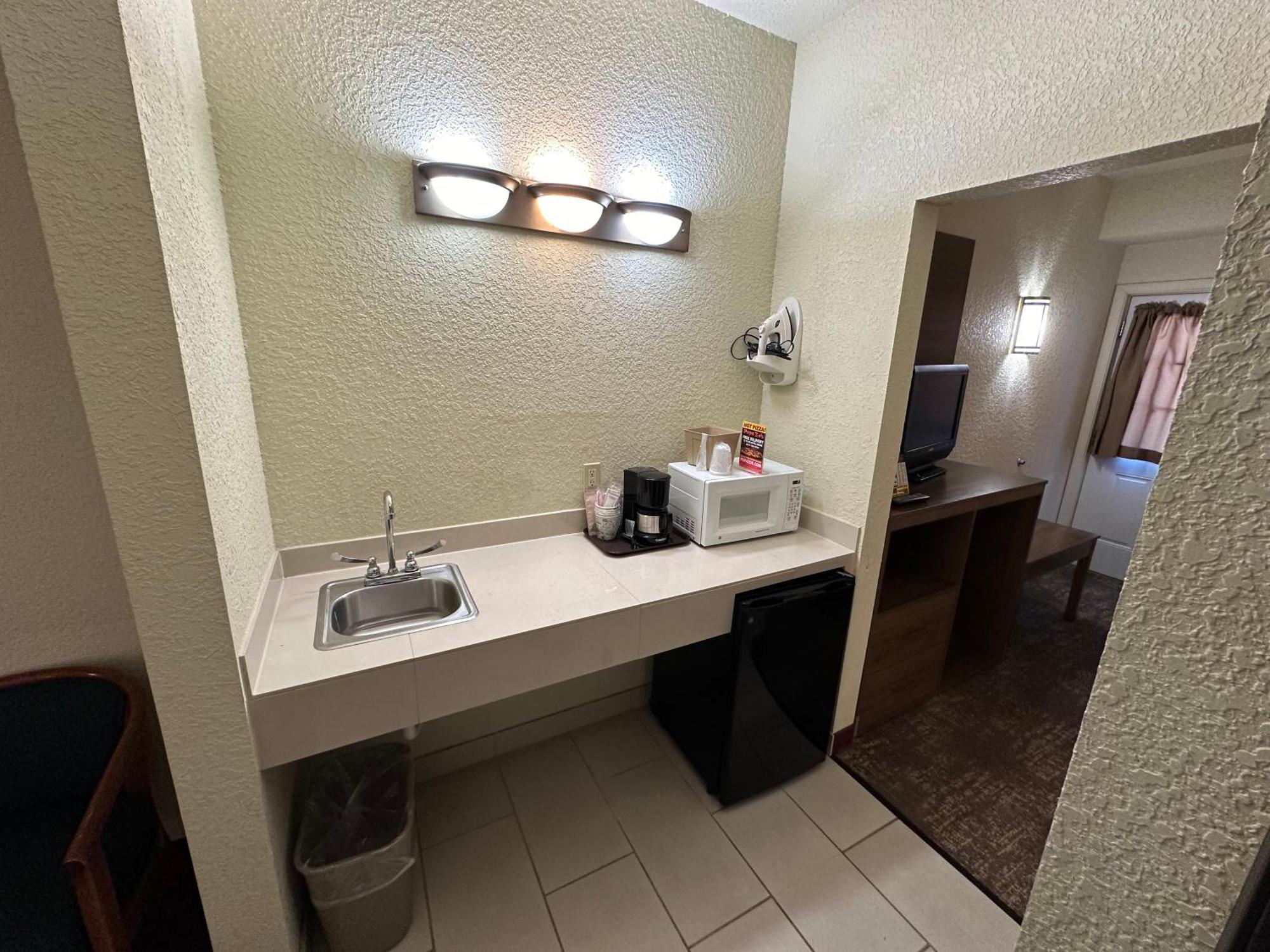 מקינאו סיטי Mackinaw Beach And Bay Inn & Suites מראה חיצוני תמונה