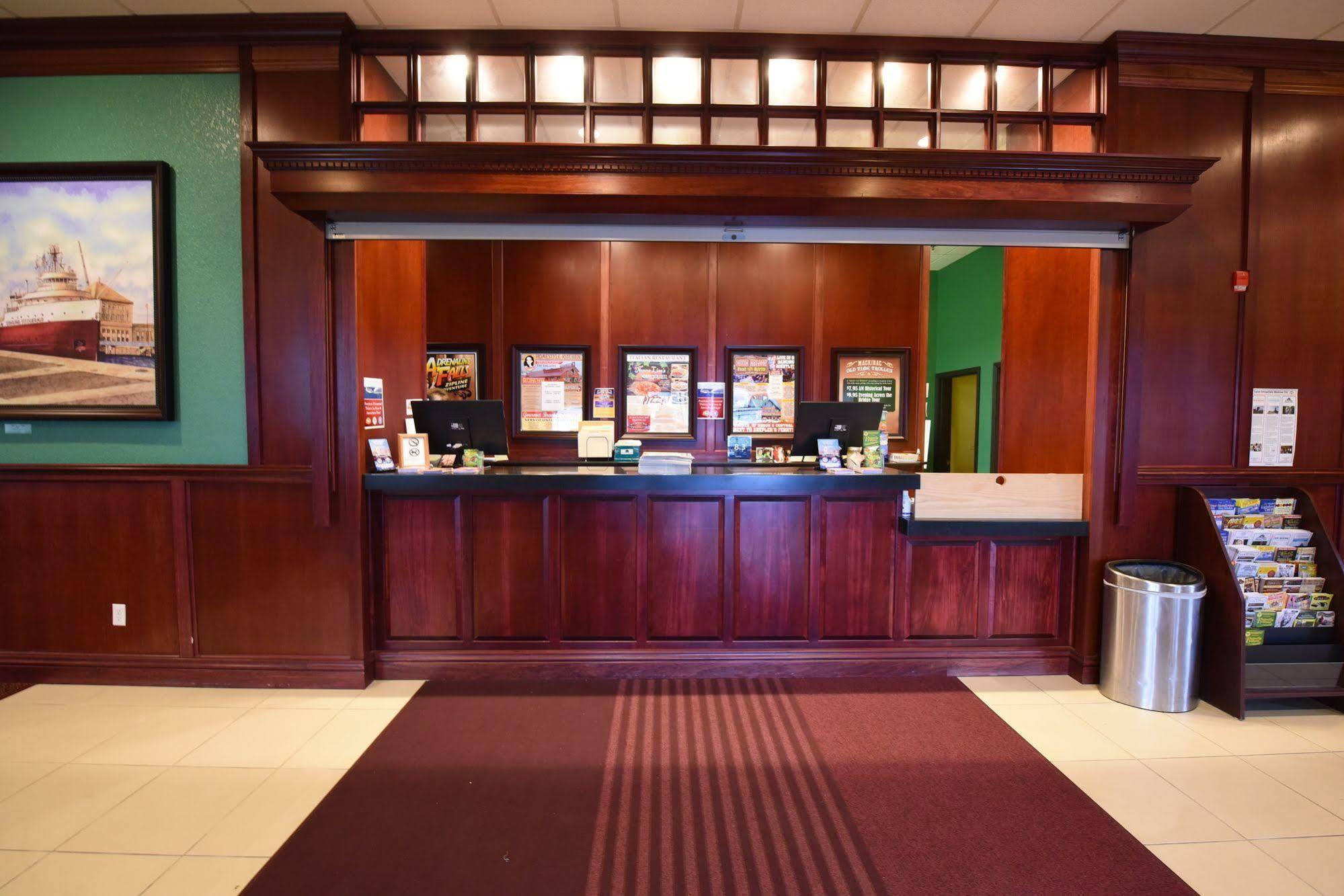 מקינאו סיטי Mackinaw Beach And Bay Inn & Suites מראה חיצוני תמונה